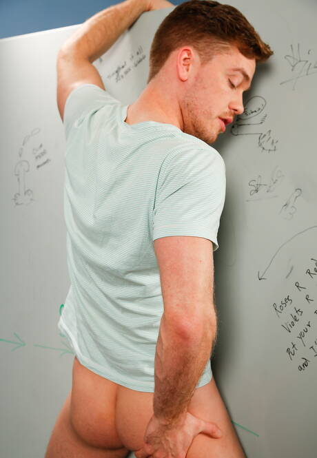 American husky guy Lucas Knight and well-built Chris Noxx fuck after blowjob in bath