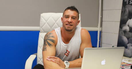 American husky guy Cody Cummings masturbating