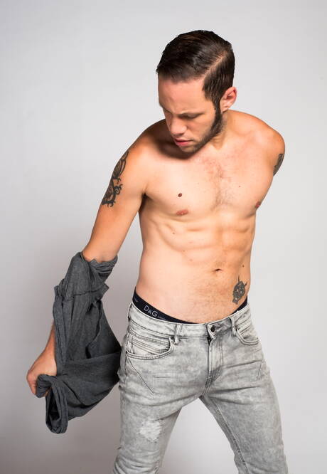 Latino strongman Wolf Hudson jerk off his cock