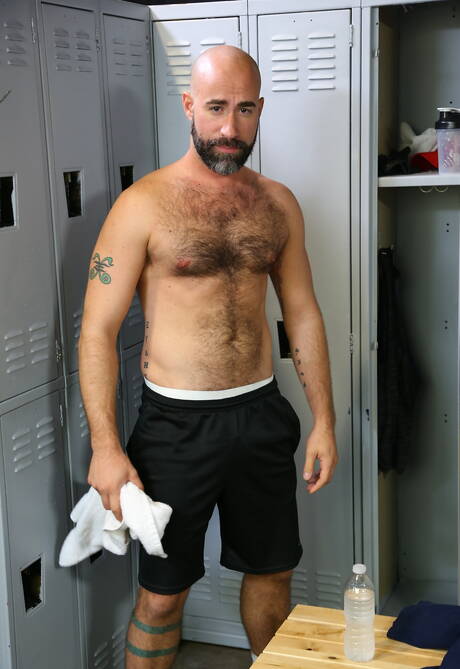 Twink Lance Barr and american hot bear Damon Andros in hot homosexual scene