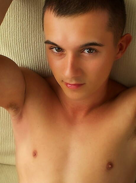 Twink Posing Pics