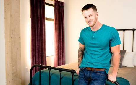 Nice american buddies muscular Quentin Gainz and strongman Carter Woods have anal sex