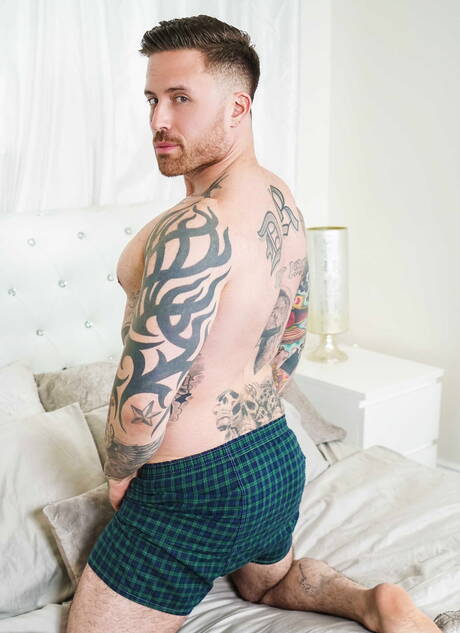 Two american guys stud Jeremy Spreadums and muscular Jordan Levine have a hot couple scene