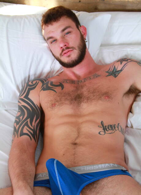 British husky guy Luke Adams and american beefcake Cliff Jensen fuck ass after sucking