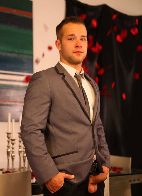 British beefy Luke Adams and american beefcake Jake Wilder have anal sex