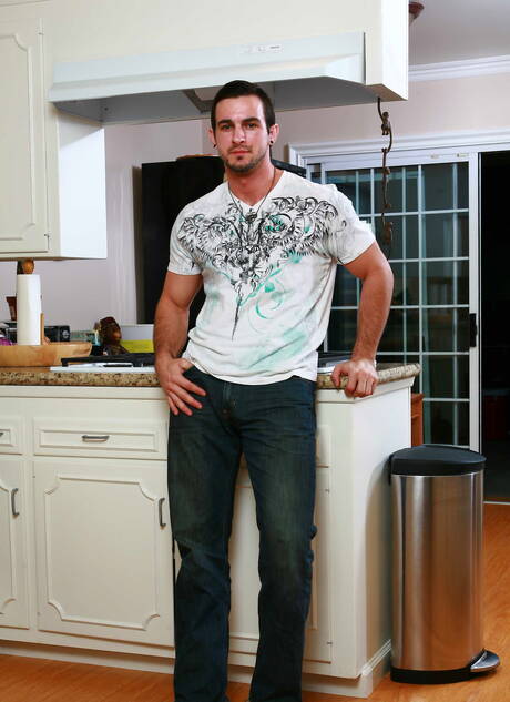 Nice american guys beefy Phenix Saint and otter Jessie Colter make a love in kitchen