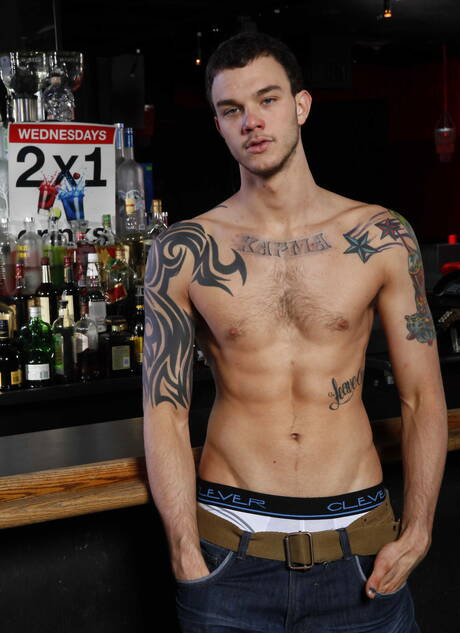 Nice american buddies beefcake Cliff Jensen and hunky guy Kirk Cummings do a handjob