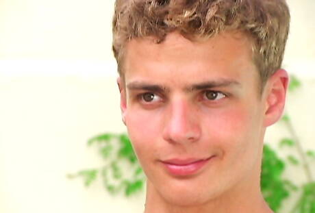 Bodybuilder Matt Phillipe wanking at the pool