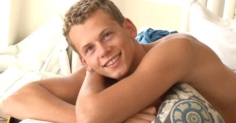 Nasty buddies Helmut Huxley, Hoyt Kogan and Jerome Exupery have 3some anal sex