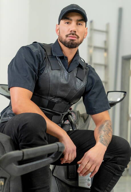 Canadian bodybuilder Tony Dangelo and canadian bodybuilder Tayler Tash fuck ass after sucking dick