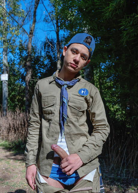 Argentinian hot twink Rick Lennon and argentinian young boy Antu Burghos have a hot couple scene outside