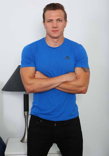 Bodybuilder Shawn Westin posing naked and showing tight ass