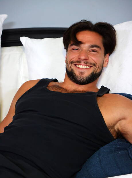 American muscular Solomon Aspen playing with dick