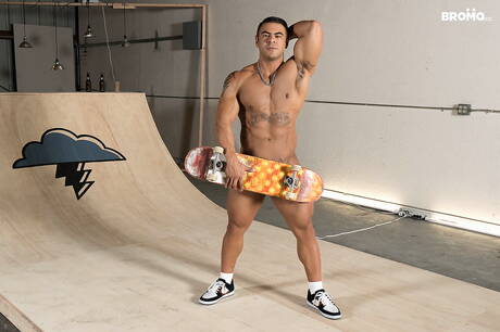 American beefy Buck Richards and mexican bull Draven Navarro sucking and fucking each other