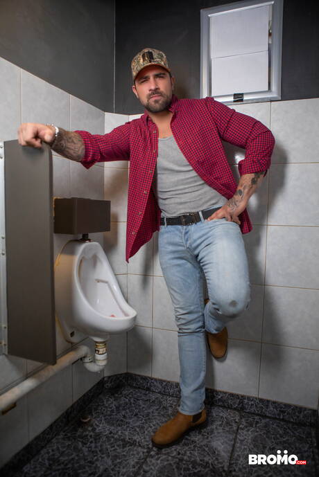 Canadian bodybuilder Ryan Bones and canadian hot bear Markus Kage sucking and fucking each other in bathroom