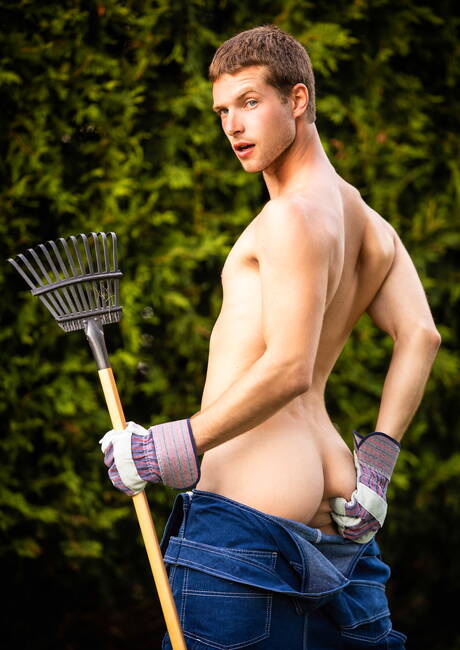 Canadian bear Markus Kage and canadian young Benjamin Blue have a hot sex outdoor