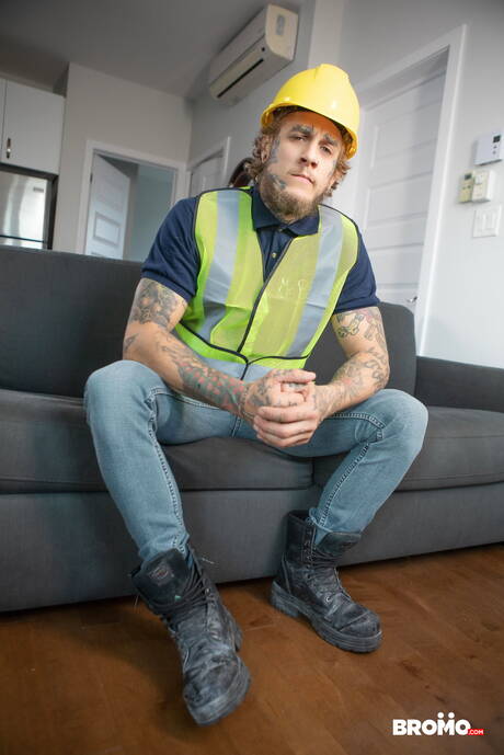 Bo Sinn fuck young stud Benjamin Blue after hard working day