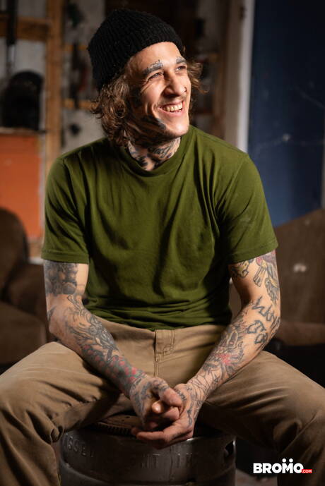 Canadian beefy Bo Sinn and canadian twink Edward Terrant fuck after dick sucking