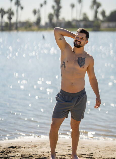 Husky guy Rowan and american stud Brysen posing naked and showing butt on the beach