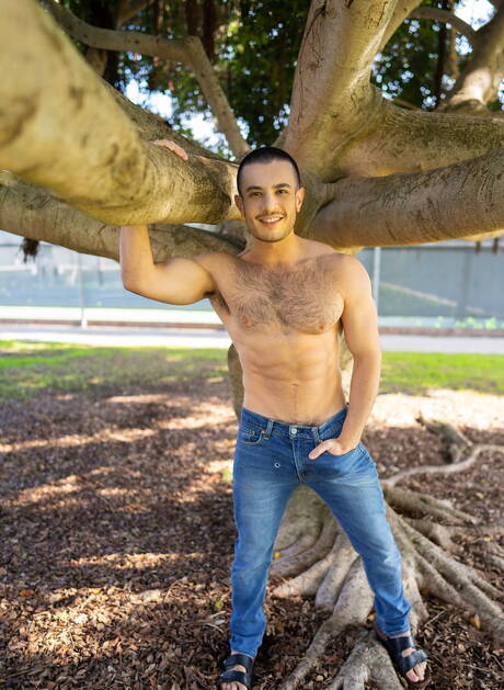 American pornstars well-built Ricky Donovan and hunky guy Manny fuck ass after sucking dick outdoor