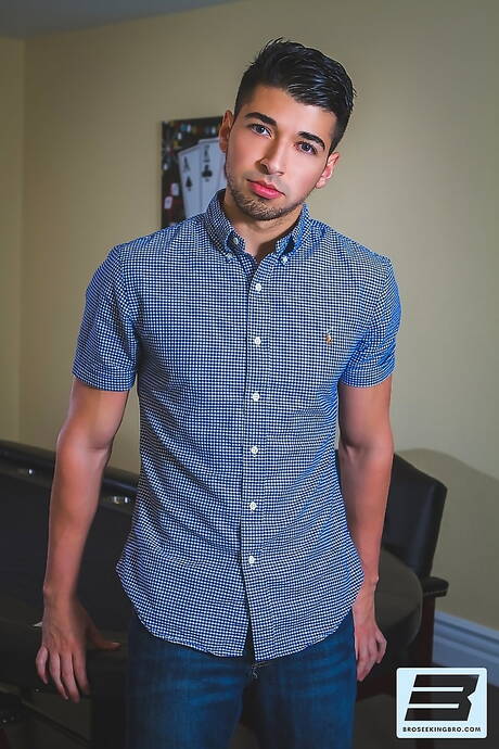 Hot guys Brett Dylan, Jonah Fontana and Aleks Buldocek in threesome fuck action