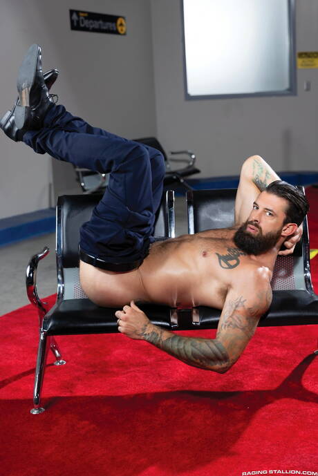 Pretty american guys mature bear Alpha Wolfe and hunk Sean Xavier fuck interracial ass after sucking cock