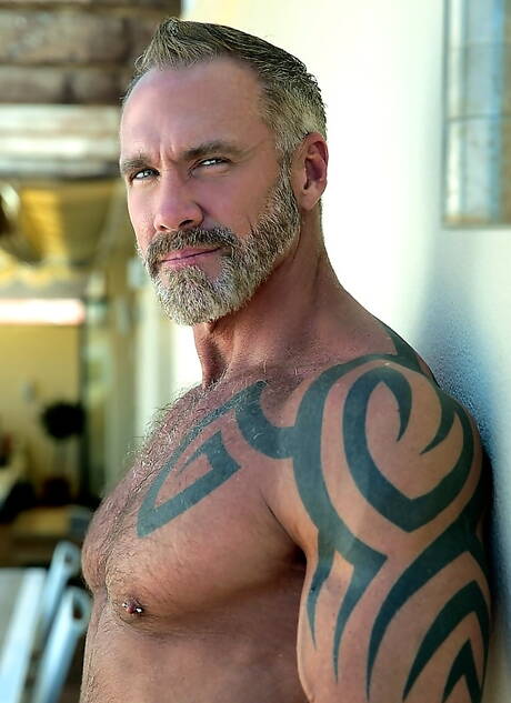 American strongman Dallas Steele and dutch beefcake Logan Moore fuck ass after sucking outdoor