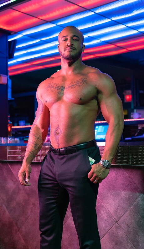 Ebony beefcake Jason Vario and canadian well-built Skyy Knox in black on white sex