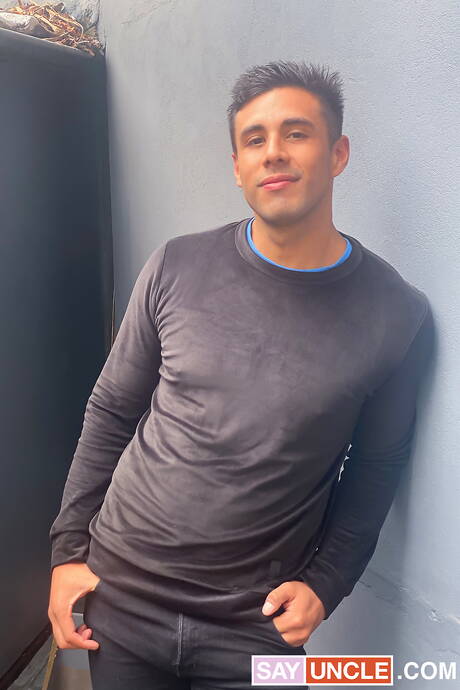 Well-built Francis Luke and american husky guy Jonas Matt have a good sex outdoor