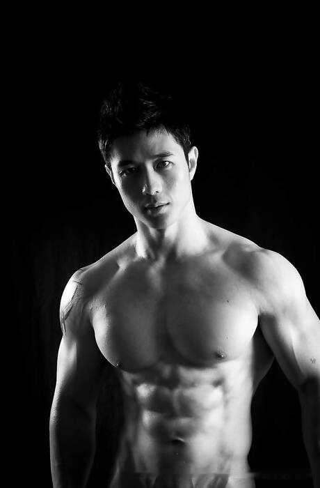 American bodybuilder Peter Le strips off and showing hot butt