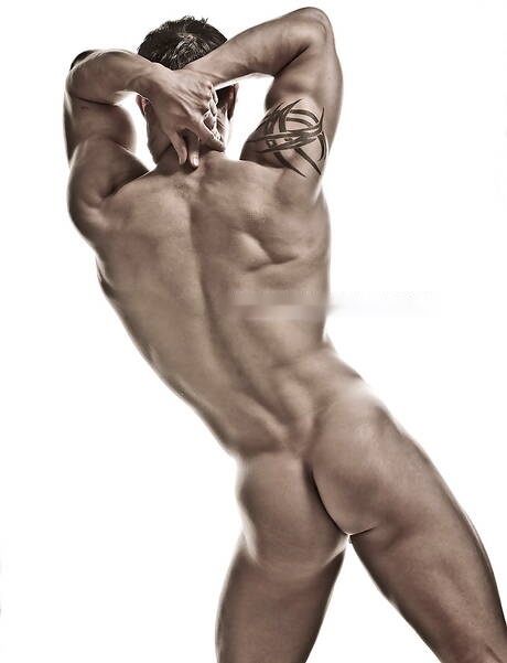 Asian bodybuilder Peter Le posing naked and showing his butt