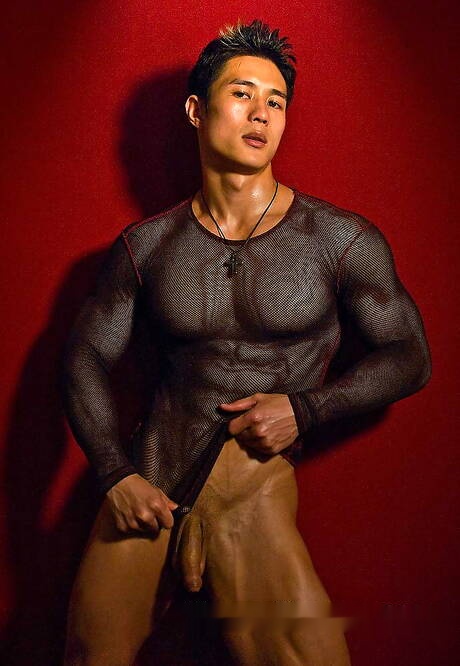 Oriental bull Peter Le undressing and showing his ass