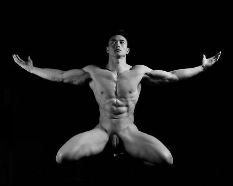 Oriental bull Peter Le posing nude and showing hot ass