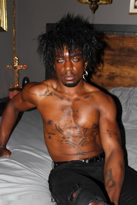 Ebony strongman Jordan Jameson and young Rave fuck ass after sucking