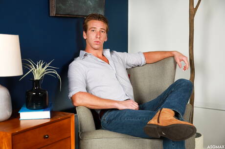 Sexy buddies Michael Avenue, Sumner Blayne and Colton Strong in hard threesome sex