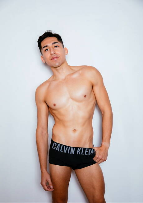 Hunky guy Chris Andy and american strongman Travis Stevens fuck ass after sucking