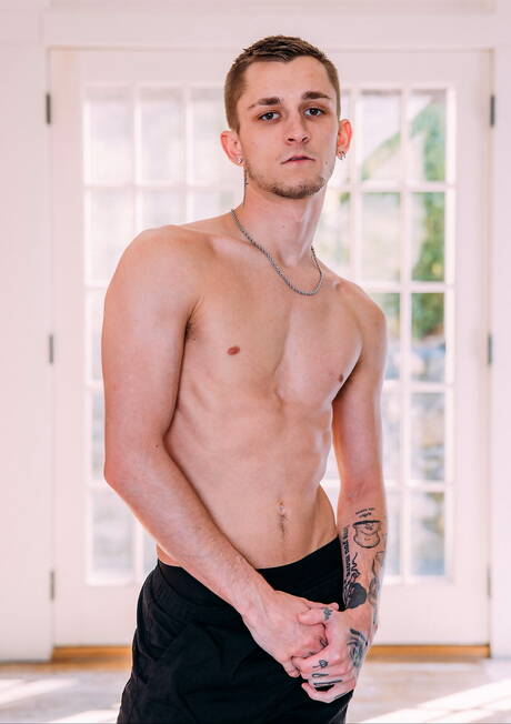 Two american dudes beefy Evan Knoxx and young Theo Brady banged each other