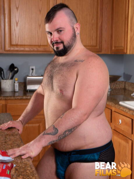 American bear Dean Gauge shows a perfect body