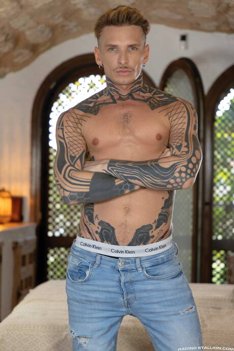 Muscular Alex Palmieri and muscular Robert Royal have a good sex