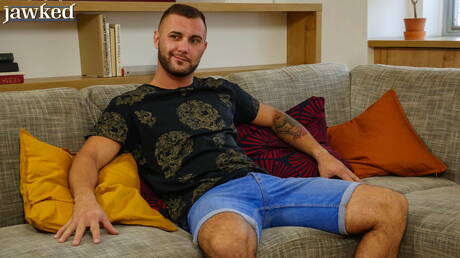 Superstud David Lee shows a beautiful body