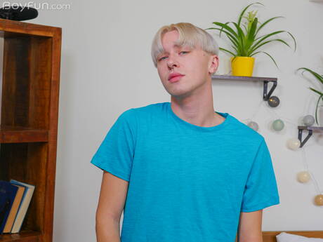 Young dude Danny Junior posing nude