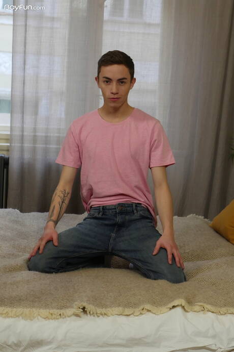 Pretty boy Nick Danner get naked and showing his butt