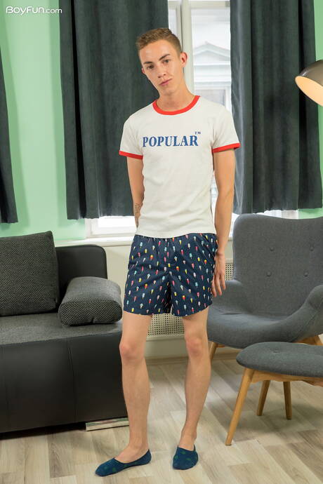 Pretty boy Nick Danner posing nude