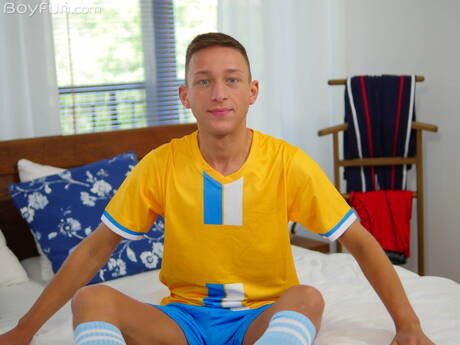 Young dude Noah Bailey get naked and showing nice ass