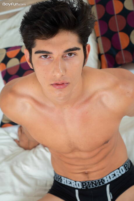 Hunk Jared Shaw shows a beautiful body