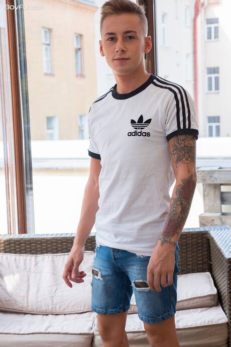 Pretty boy David Sky shows a beautiful body