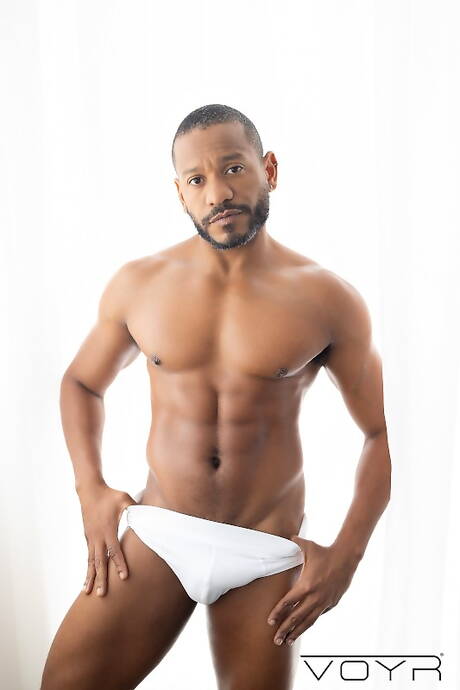 Beefcake Jhon Felipe and strongman Kallel undressing and showing hot butt